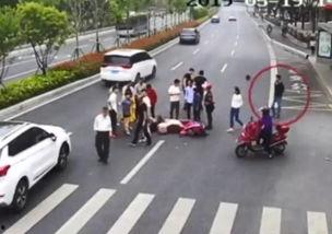 吃瓜车撞上护栏,吃瓜车意外撞上护栏，现场情况令人揪心