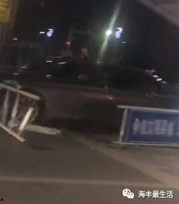 吃瓜车撞上护栏,吃瓜车意外撞上护栏，现场情况令人揪心