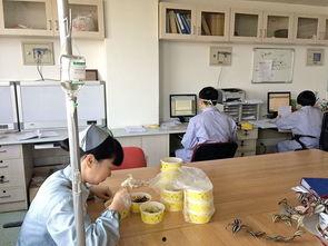 护士上班吃瓜,甜蜜吃瓜时光