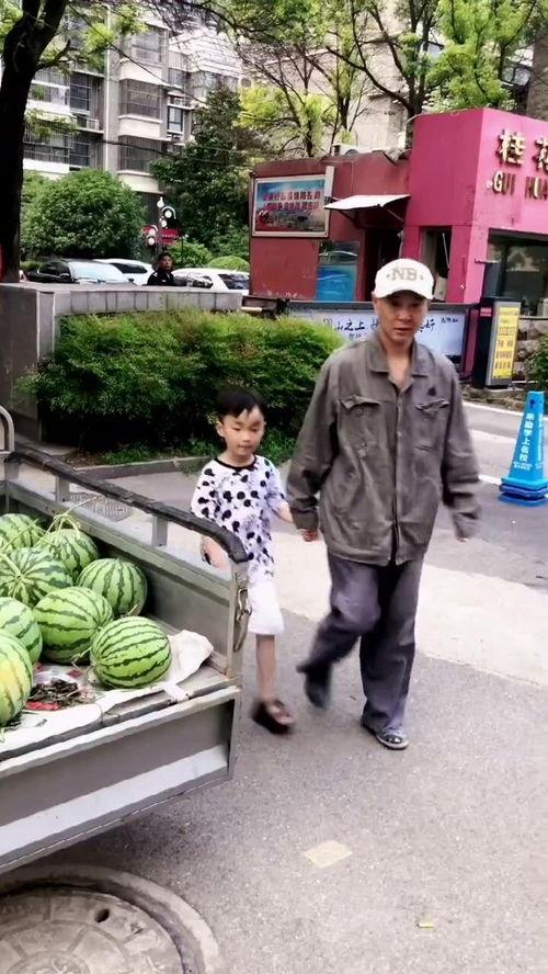 西瓜视频路边吃瓜,西瓜视频带你体验路边吃瓜的欢乐时光