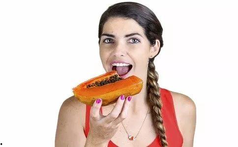 对着镜子吃瓜女,女生对着镜子品尝的甜蜜瞬间