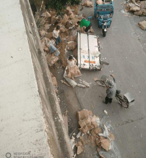 车祸吃瓜跳桥视频,吃瓜群众跳桥目睹全程