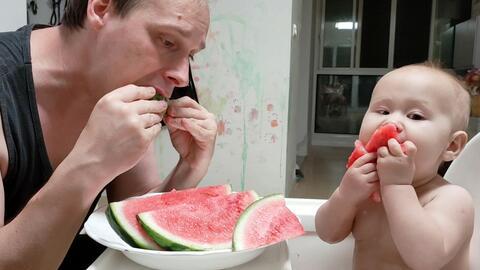 爸爸带着宝宝吃瓜,爸爸宝宝共享甜蜜吃瓜时光