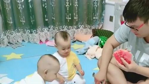 爸爸带着宝宝吃瓜,爸爸宝宝共享甜蜜吃瓜时光