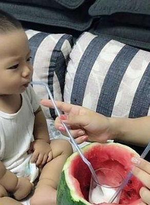 爸爸带着宝宝吃瓜,爸爸宝宝共享甜蜜吃瓜时光